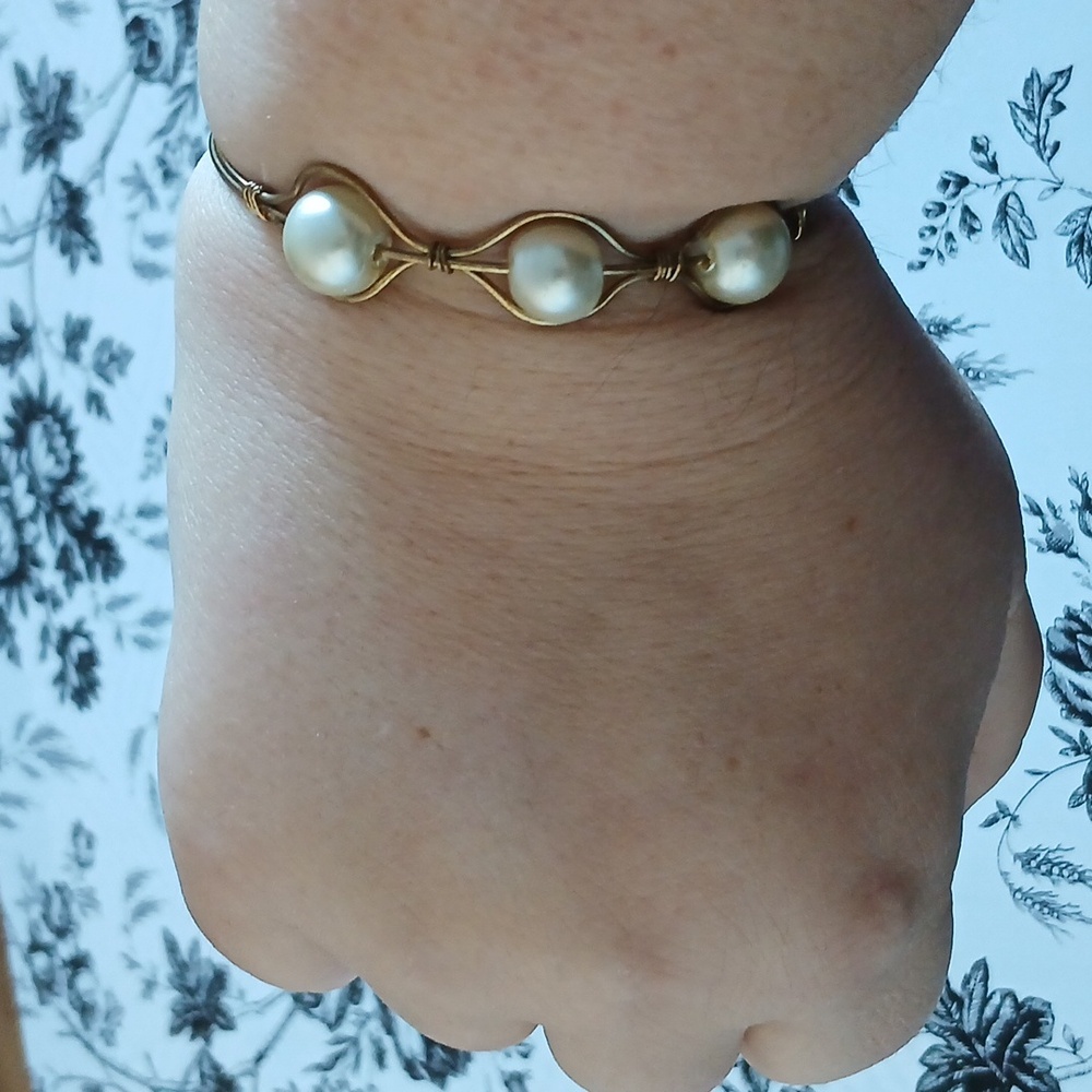 Vintage Goldtone Wire Faux Pearl Elegant Feminine Girly Coquette Bracelet - Picture 10 of 10
